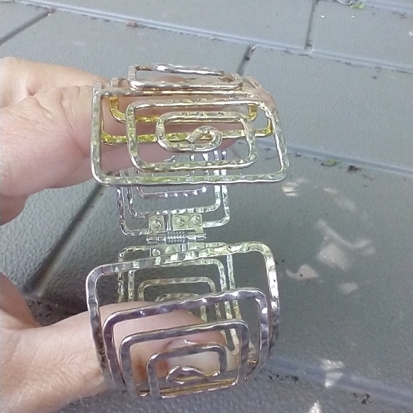 Women's geometric square hinged bracelet. - Picture 2 of 4